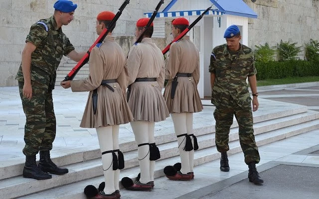 Ο μυστικός κώδικας των Ευζώνων: Τι θέλει να «πει» ο τσολιάς όταν χτυπάει το όπλο του στο έδαφος;